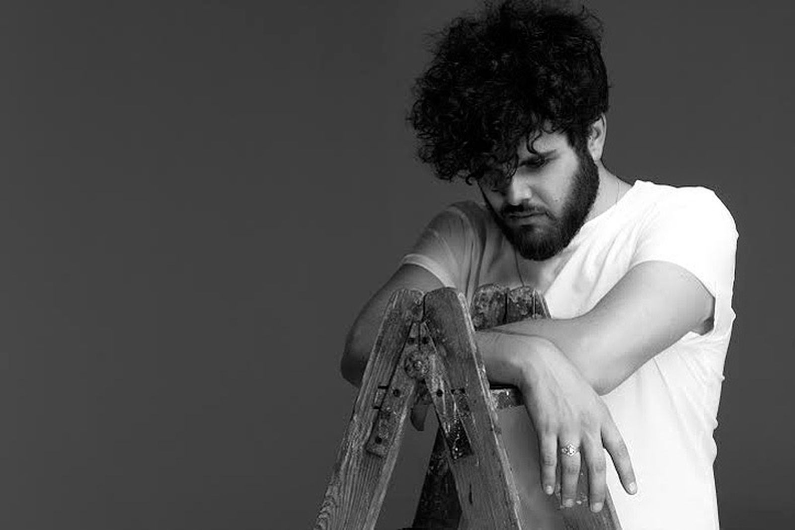 El diseñador jiennense expone algunos diseños en Frankfurt junto a Margiela o McQueen.