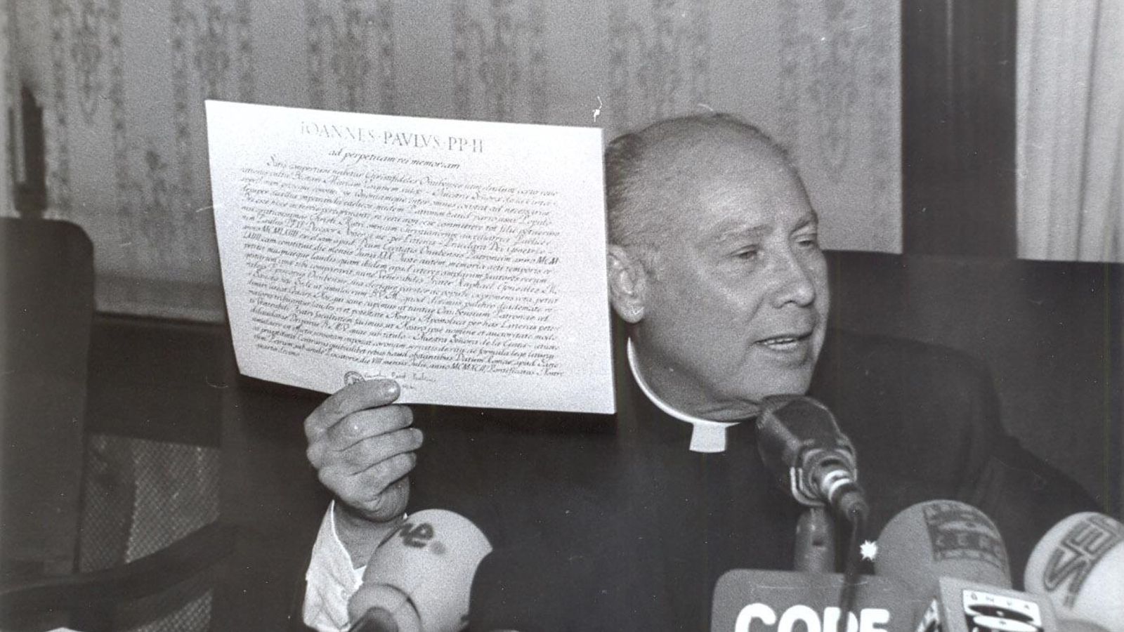 Juan Mairena Valdayo muestra en el Ayuntamiento la bula de la coronación canónica.