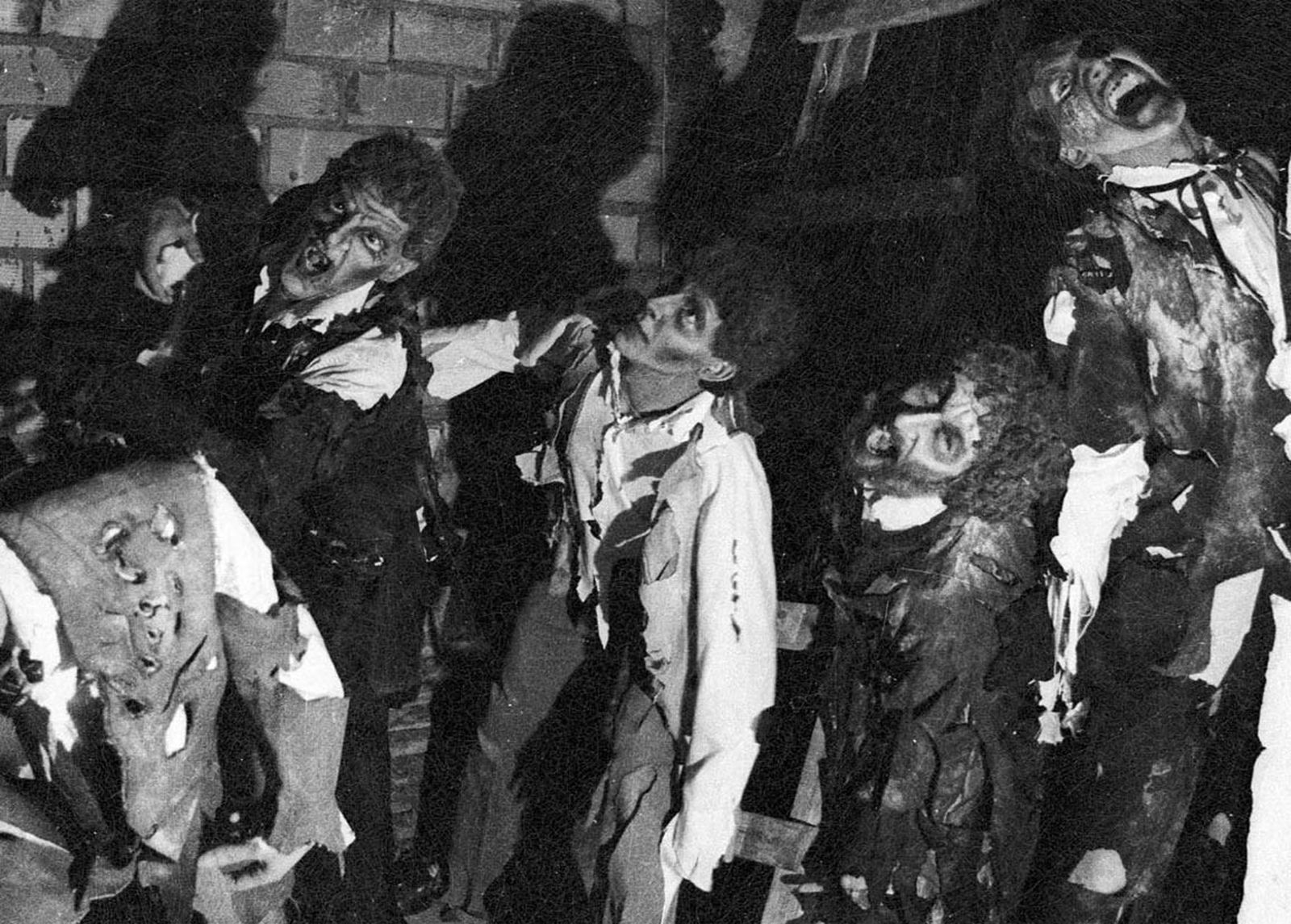 Miembros de la comparsa 'Zombies' antes de salir a escena.