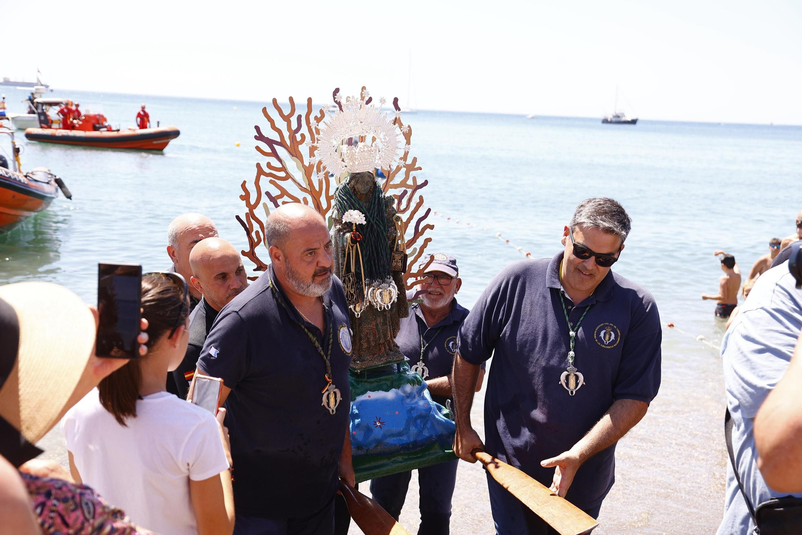 La procesión en Málaga de la Virgen del Carmen de los submarinistas, en imágenes