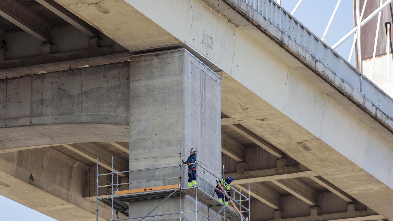 Andamiajes cerca del tablero del puente y de los tirantes.