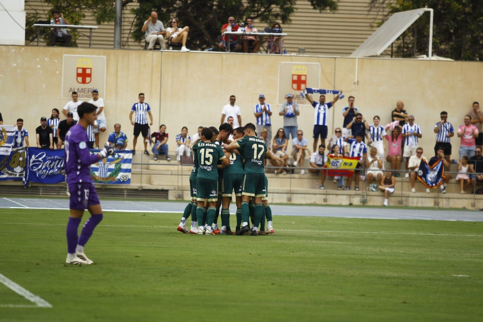Los jugadores del Recre festejan el gol de Da Costa en la primera mitad.