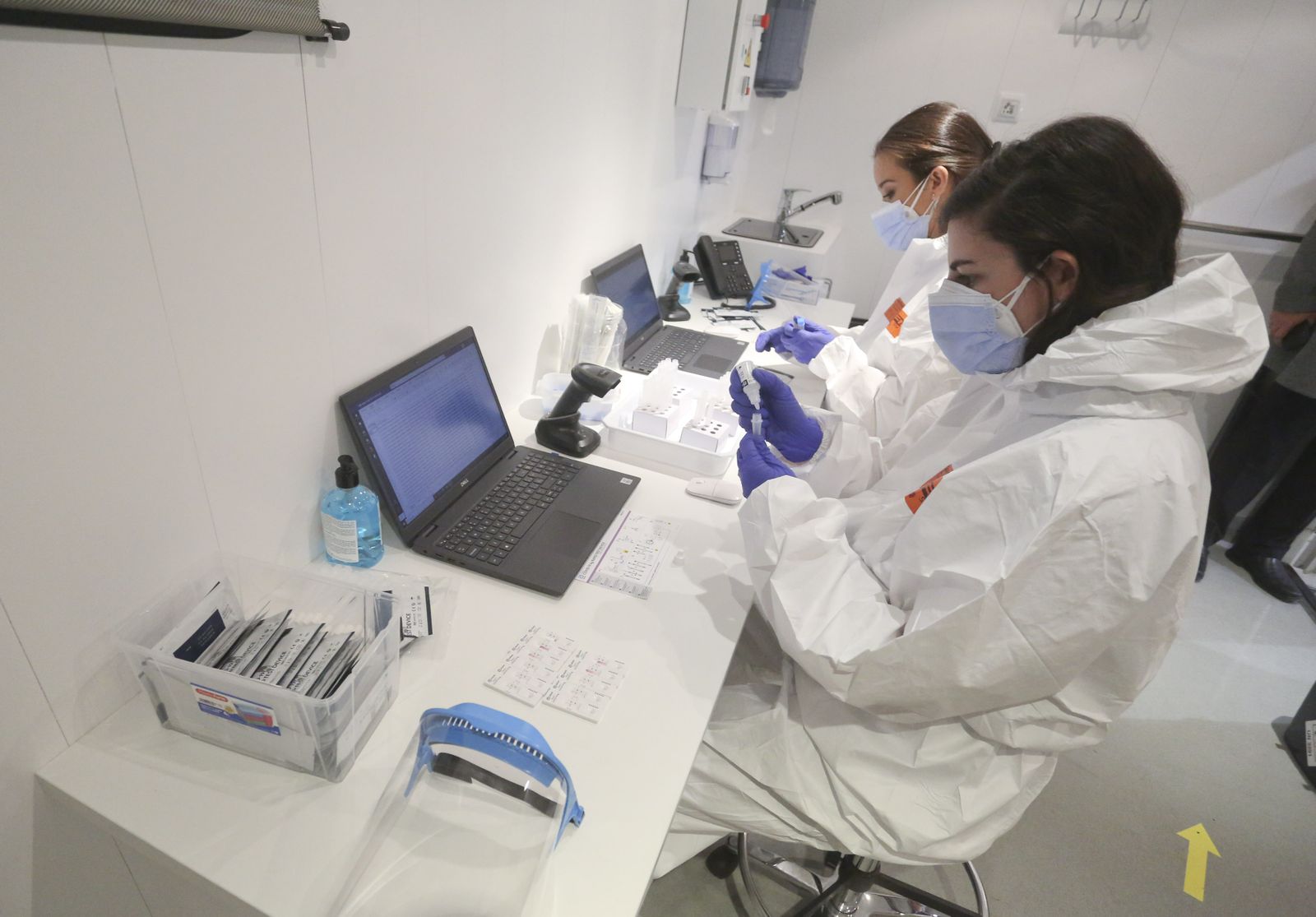 Sanitarias en una unidad móvil de la Junta en las que se hacen los cribados.