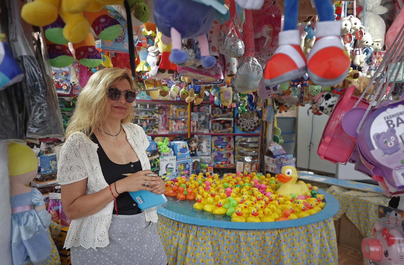 Susana, trabajadora del puesto de pesca de patitos. Susana, trabajadora del puesto de pesca de patitos.