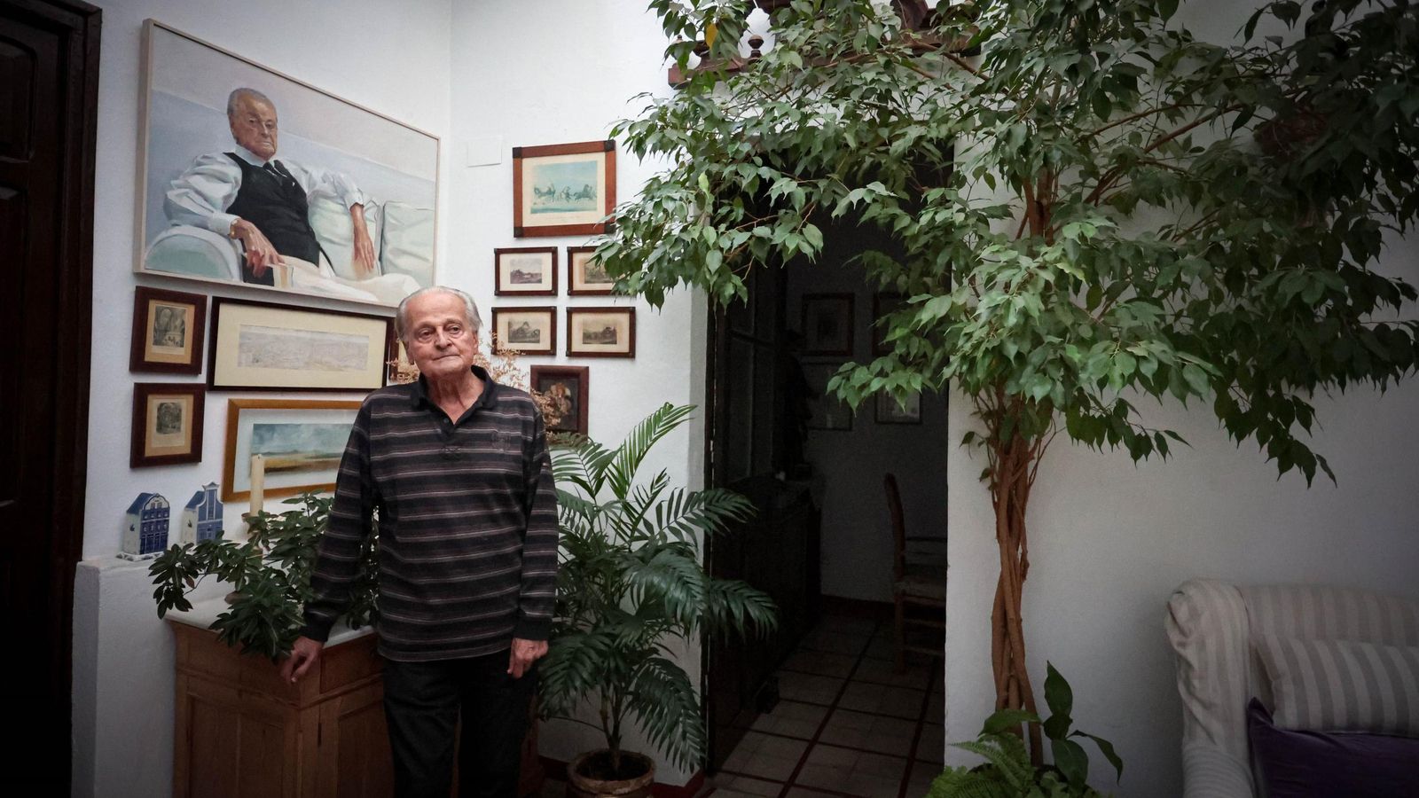 Francisco Bejarano, junto a un retrato realizado por Cristián Álvarez Mejuto.