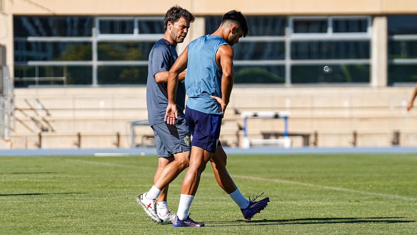 Rubi charla con Arnau Puigmal.