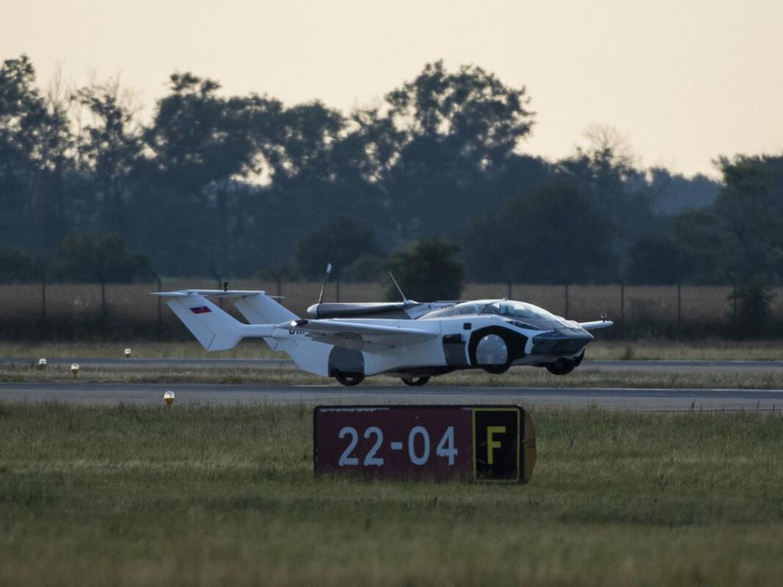 De la carretera al cielo: así es AirCar, el coche volador
