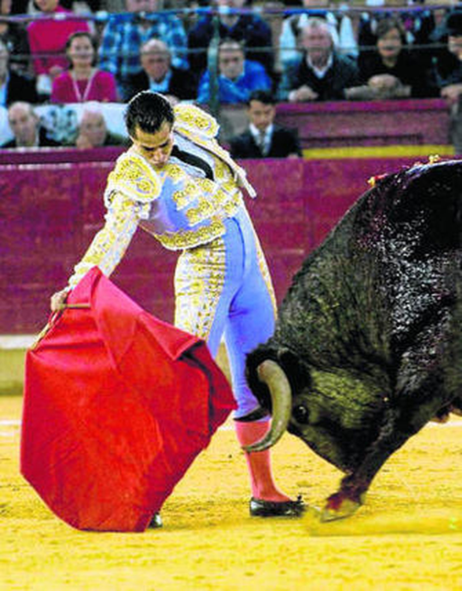 Iván Fandiño, en un muletazo con la mano derecha.