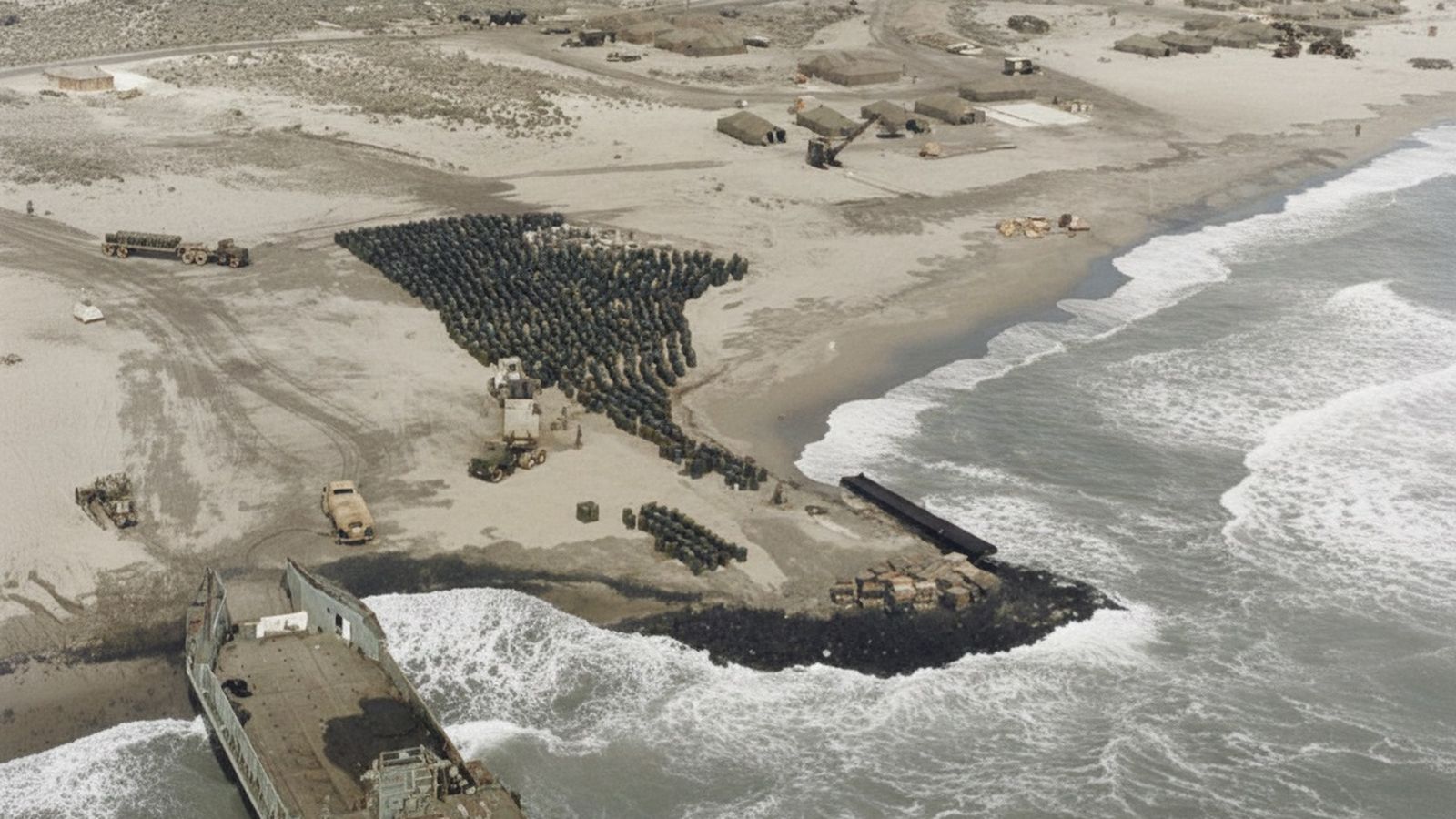 Playa de Quitapellejos, frente a Palomares. Operaciones de retirada de tierra contaminada con la participación de un buque de la Marina estadounidense, junto al campamento Wilson.