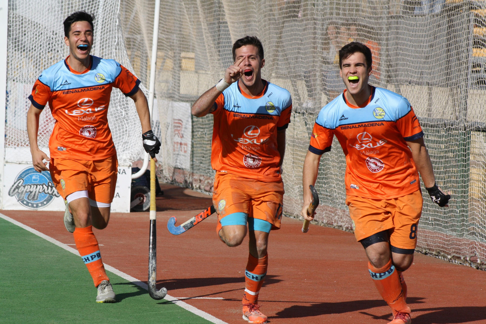 El Hockey Benalmádena celebran uno de los goles contra el Vallés.
