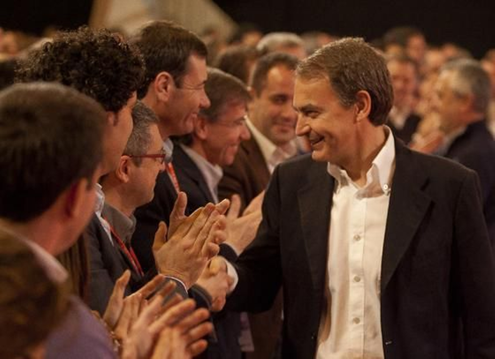 Zapatero da la mano a los asistentes. / Antonio Pizarro