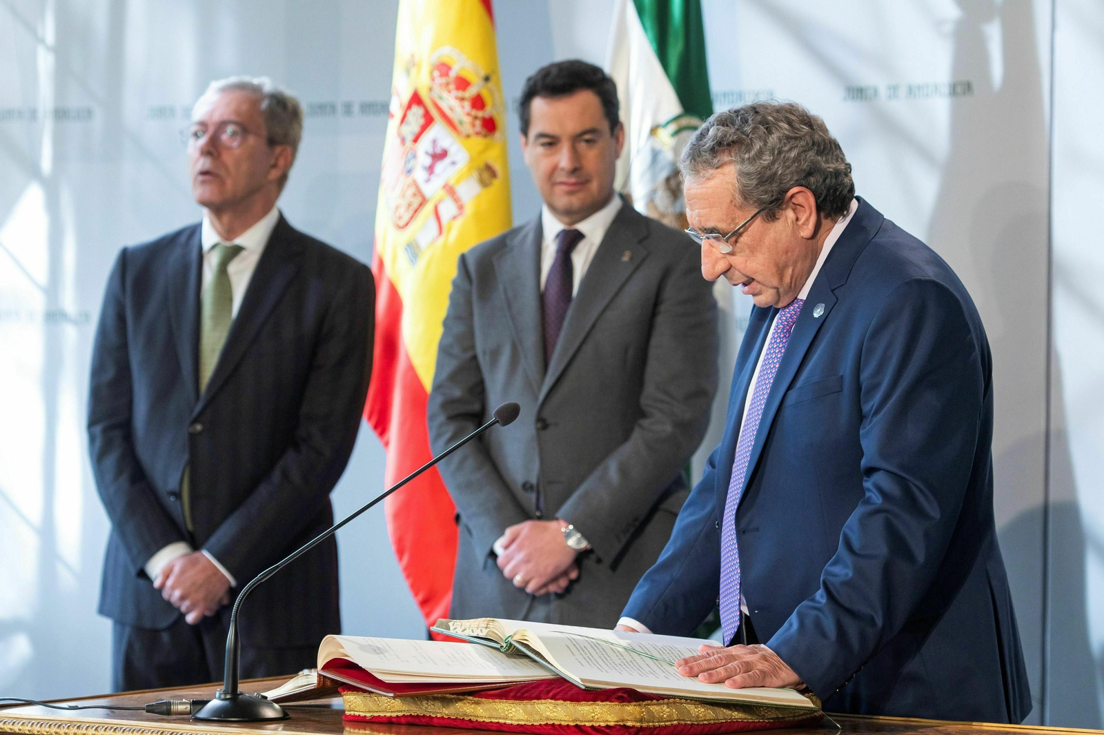 Narváez toma posesión como rector de la UMA en Sevilla.