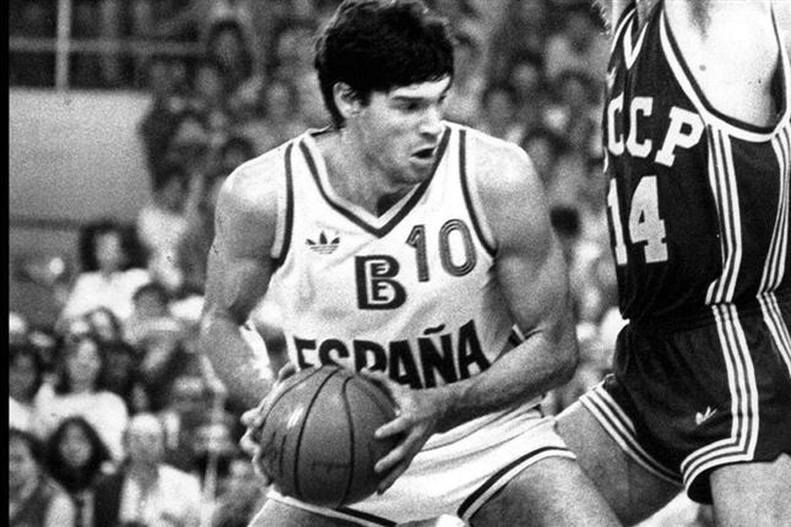 Fernando Martín trata de anotar ante un pívot de la URSS.