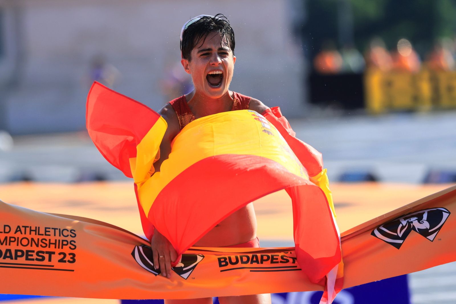 María Pérez cruzando la meta que la convertía en campeona del mundo