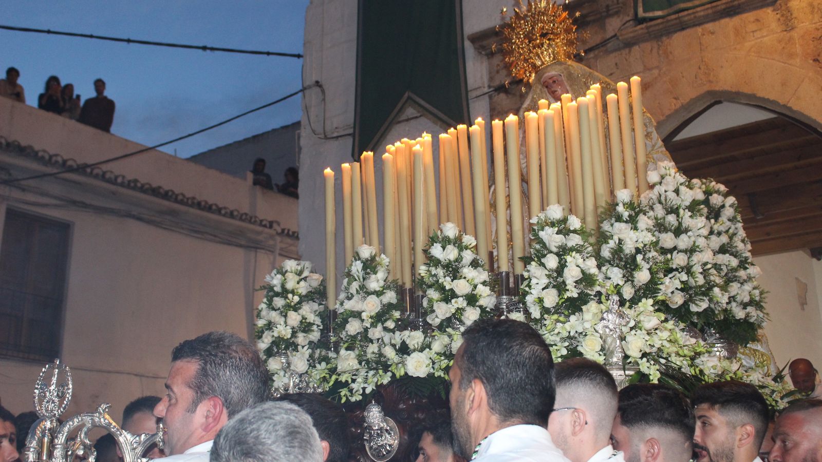 La salida del trono de María Santísima Virgen Blanca.