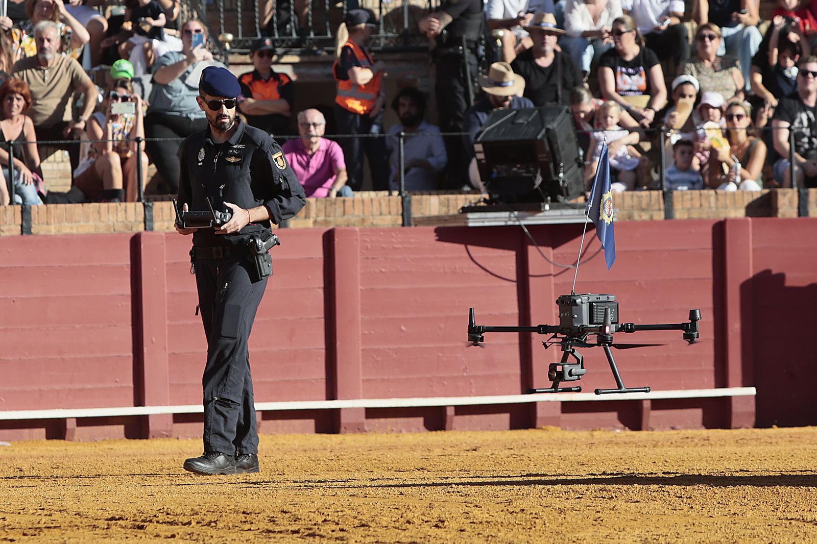 Las imágenes de la espectacular exhibición de la Policía Nacional en la Maestranza