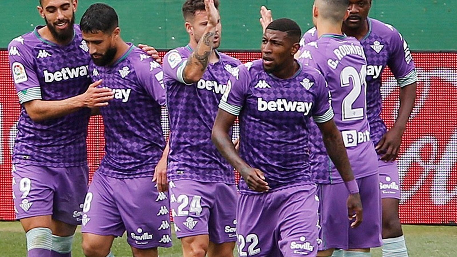 Los jugadores del Betis celebran el gol de Borja.