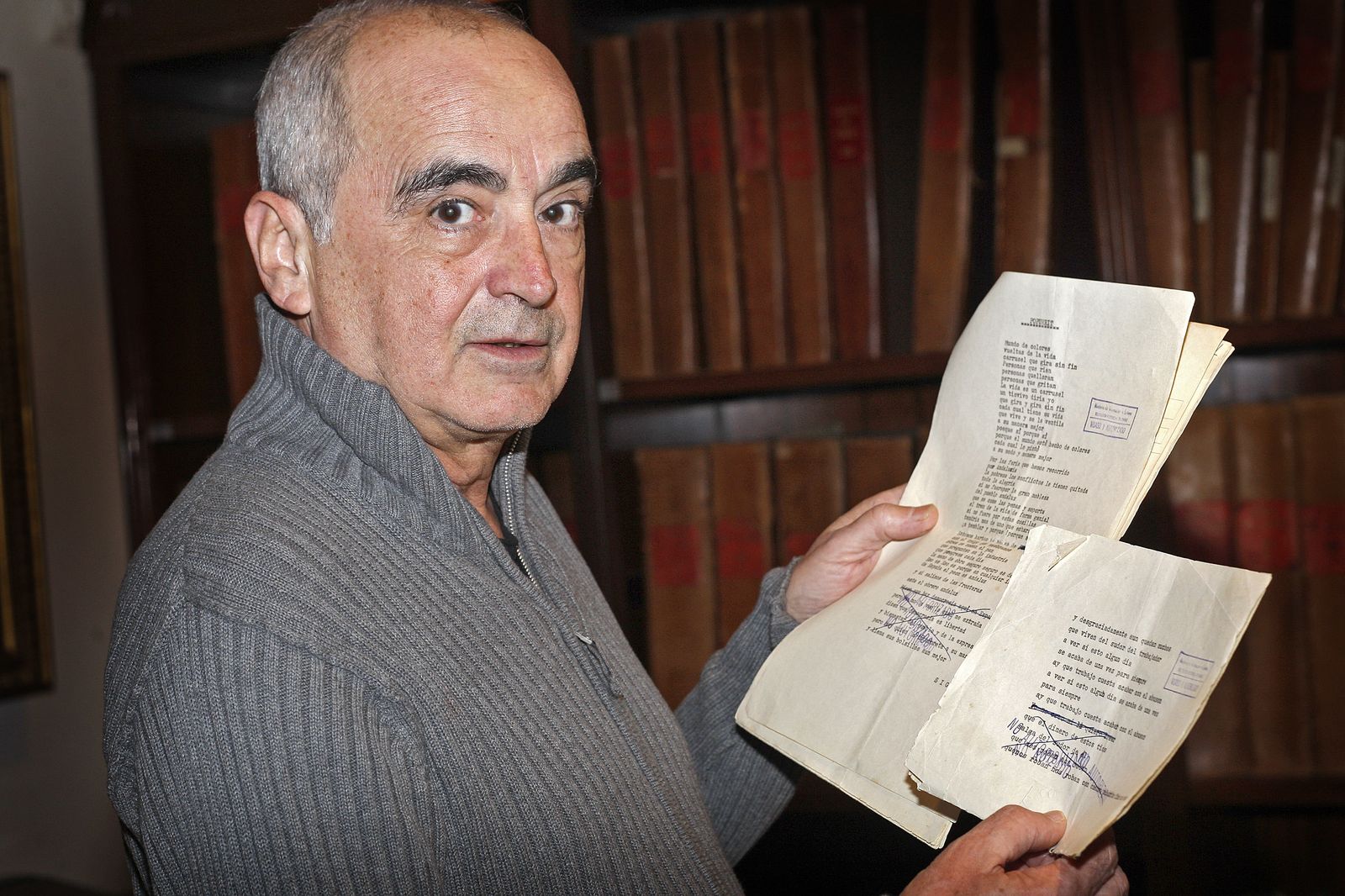 Luis Ripoll muestra las letras manuscritas de su comparsa ‘Carrusel de colores’ con las tachaduras de la delegación de Información y Turismo.