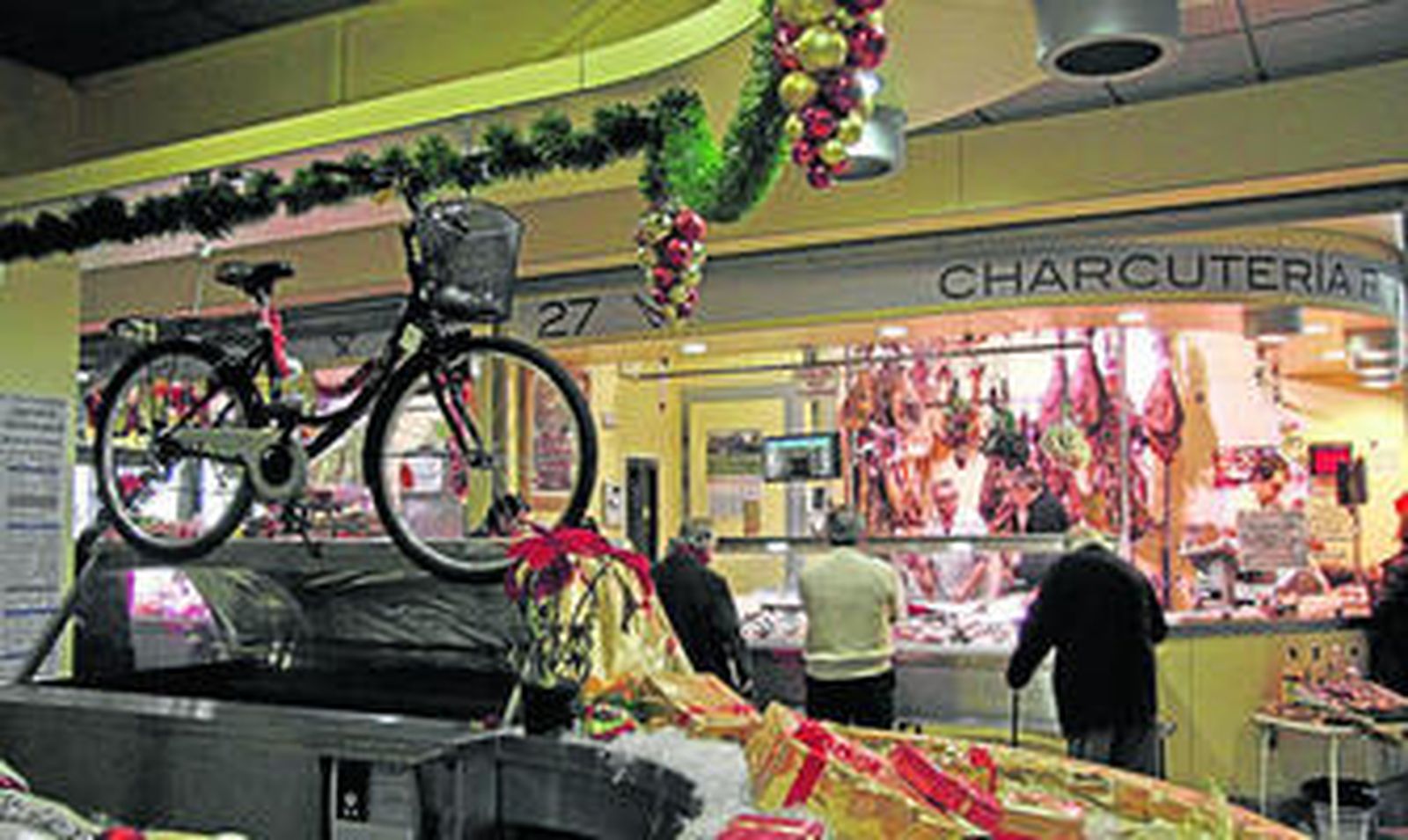 Aspecto, ayer, del mercado, con la bicicleta en primer término, uno de los premios que regalan por este primer aniversario.