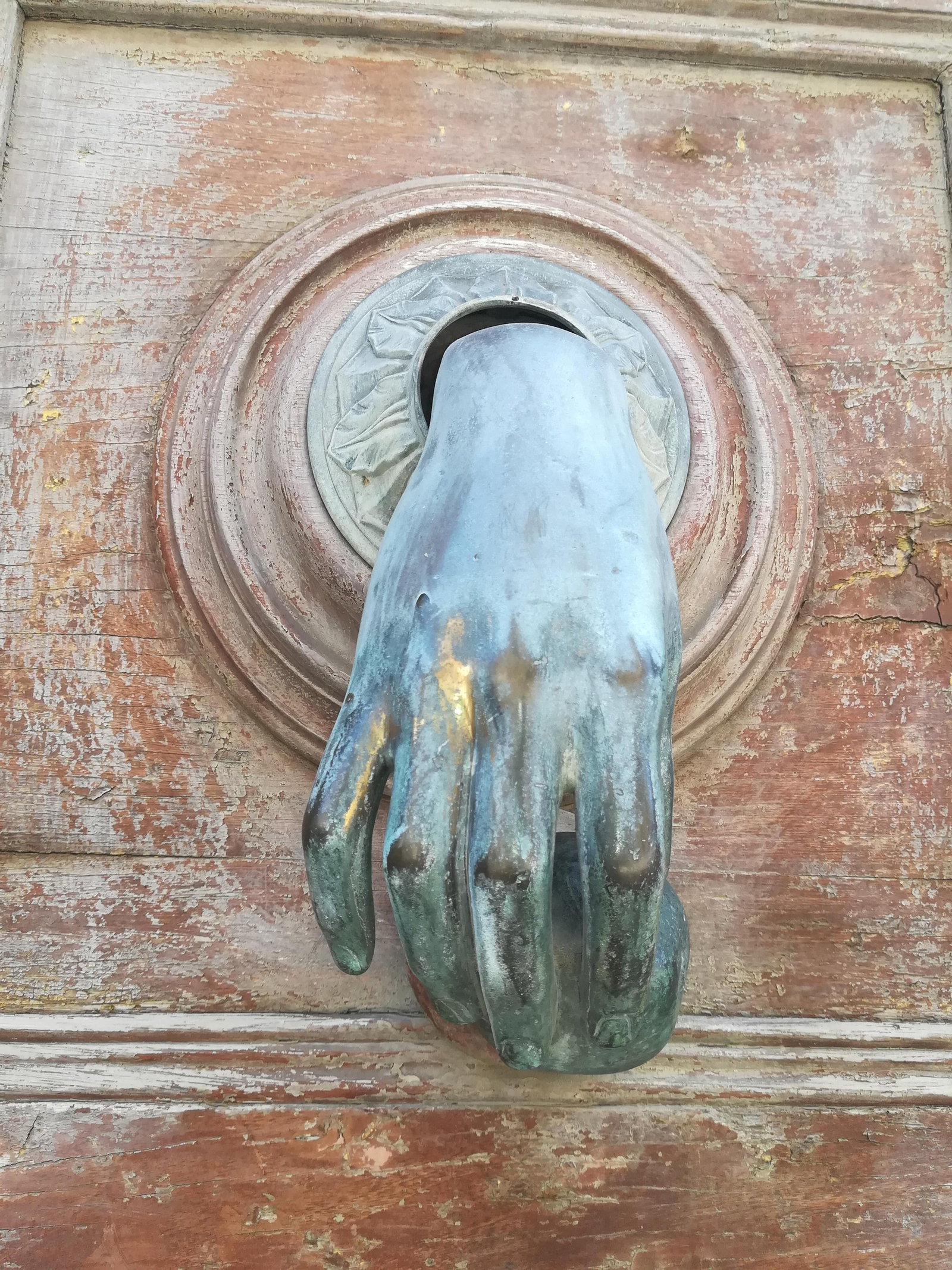 Aldaba con forma de mano femenina