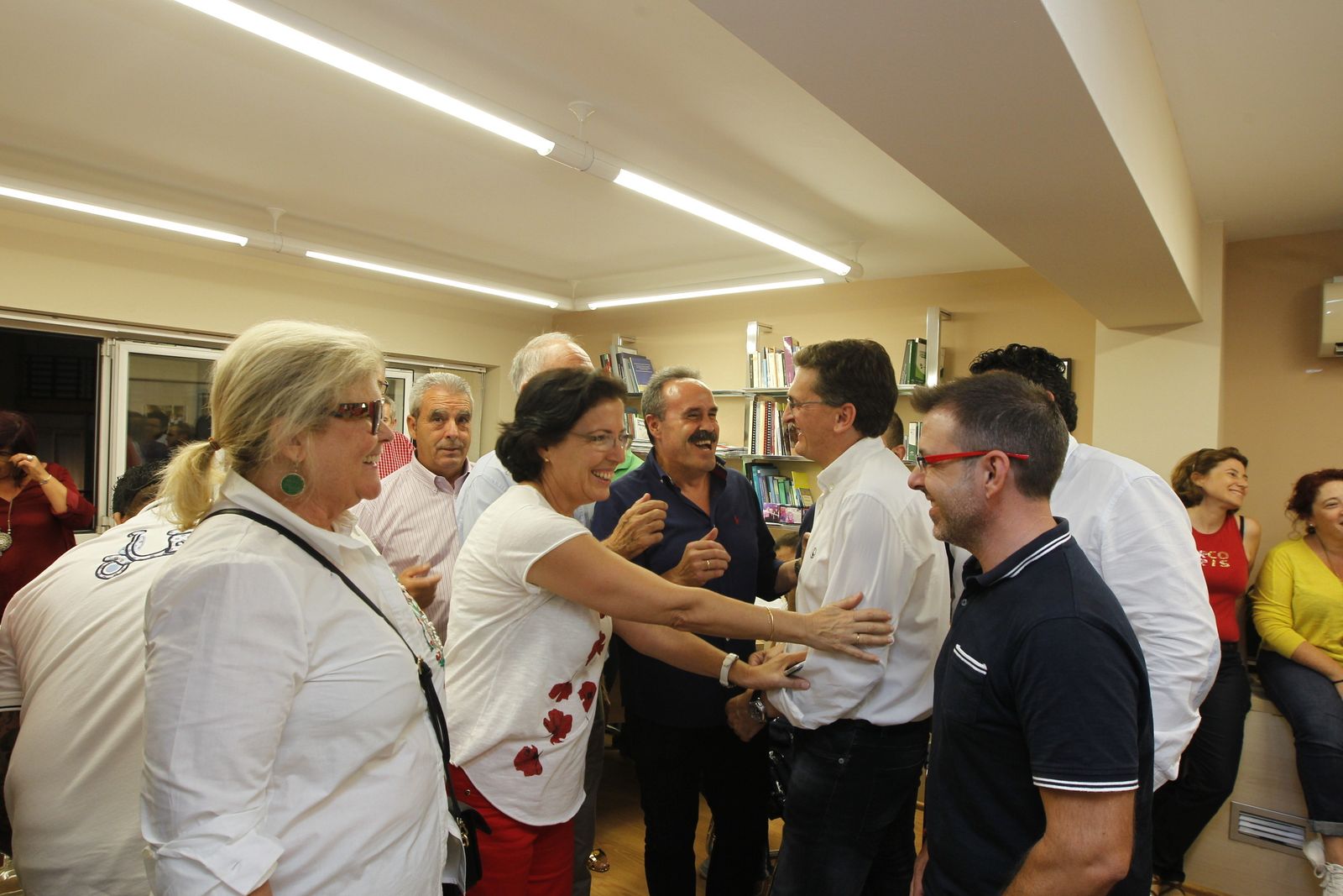 Militantes, cargos e integrantes del equipo de Sánchez Teruel celebraban la victoria anoche poco antes de las diez en el despacho del secretario general.