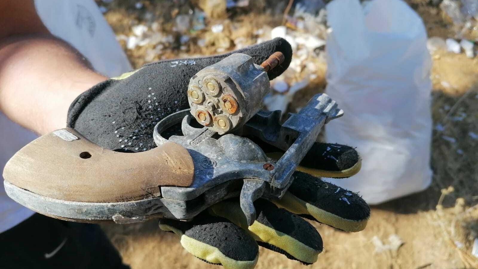 El revólver, con las balas en el tambor.