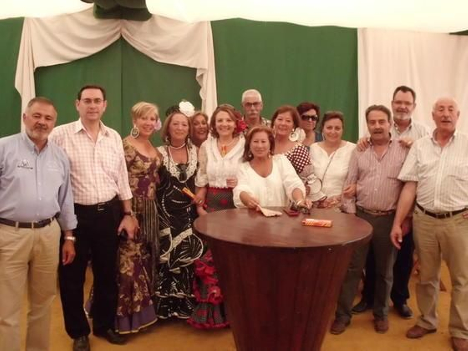 José Antonio Gijón, Hortensia Aguilar, Inés Polo, Juan López, Román Gutiérrez, Isi Armenteros, Antonio Salguero, Milagros Baena, Francisco Padilla, Isabel Castro, José Domínguez, Mª. Luisa Reviejo y Manoli Ferrer, en la caseta 'Amigos de Diario'

Foto: Fito Carreto