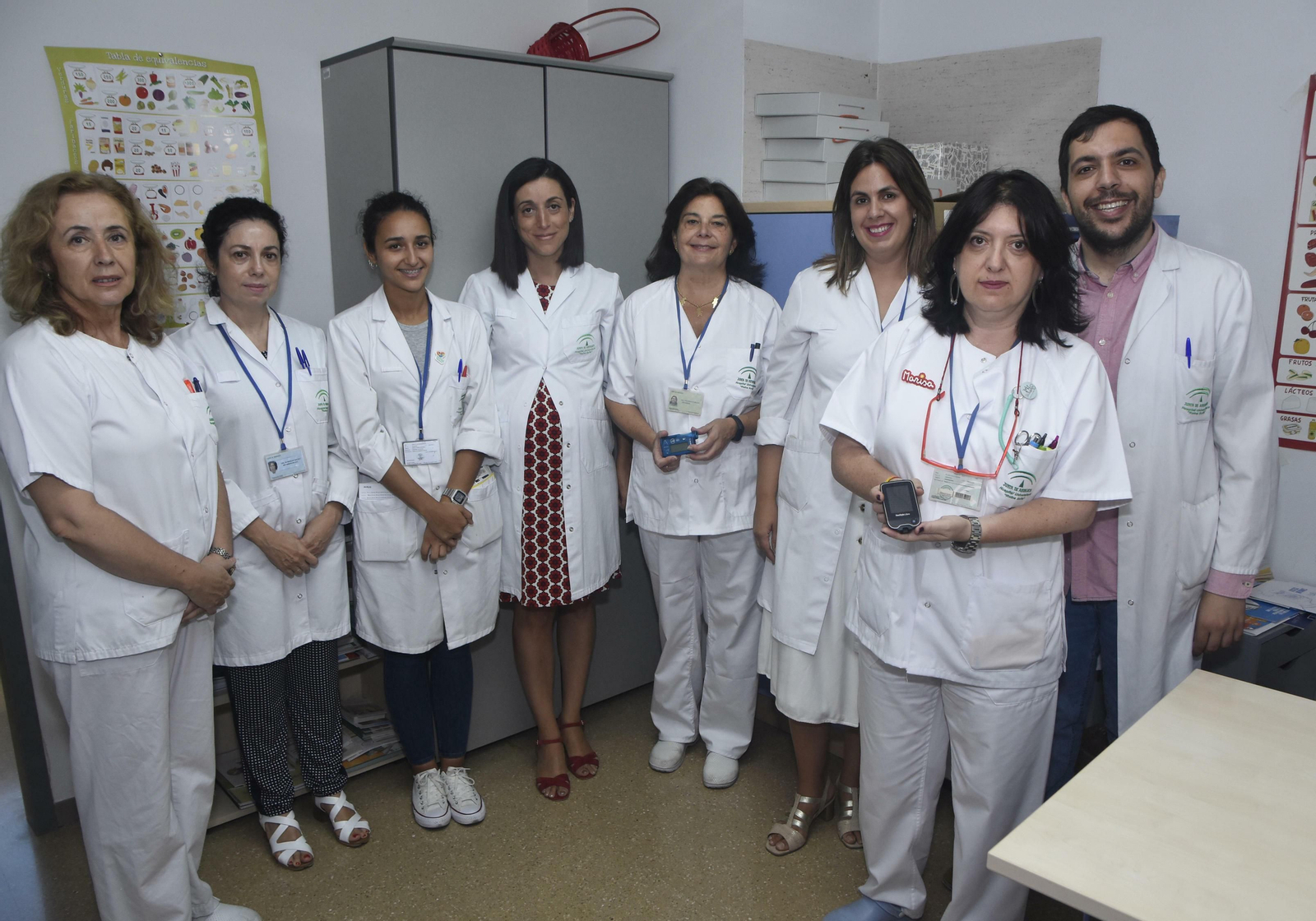 Paloma Moreno (centro), junto a parte del equipo del hospital de día y de Endocrinología.