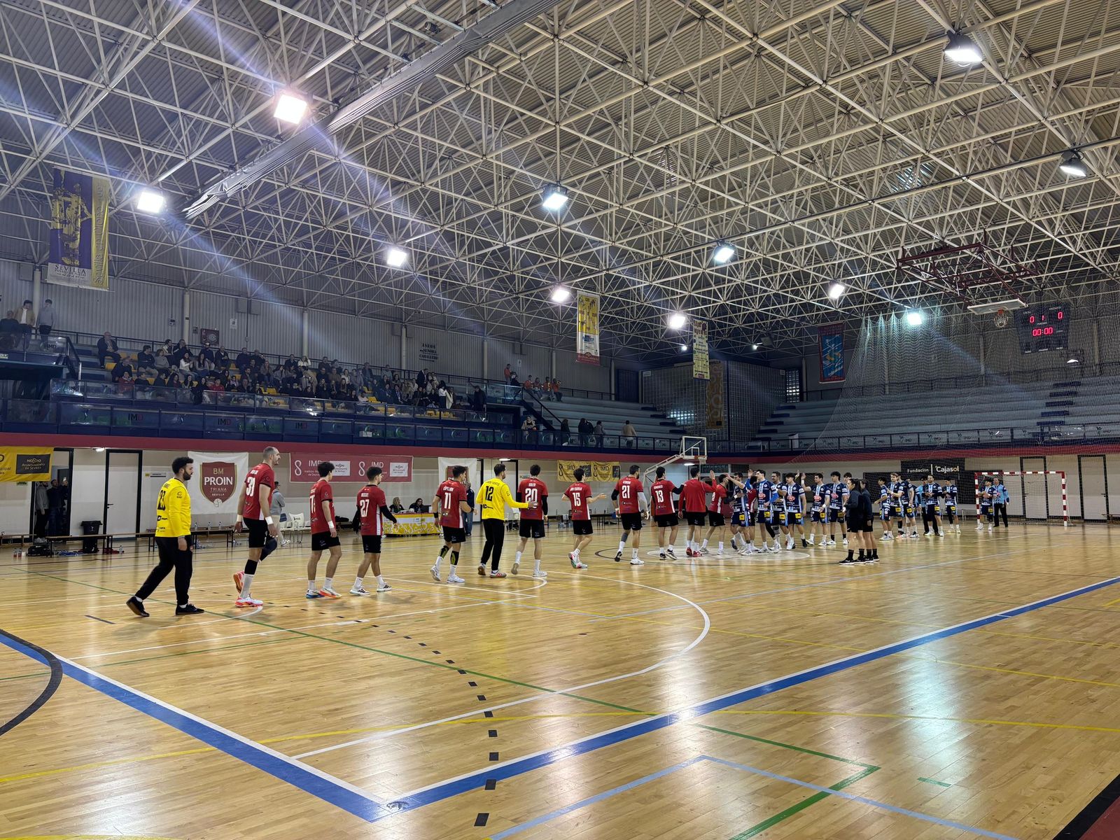 Los jugadores de los dos equipos intercambian saludos antes de comenzar el derbi andaluz de la División de Honor Plata.