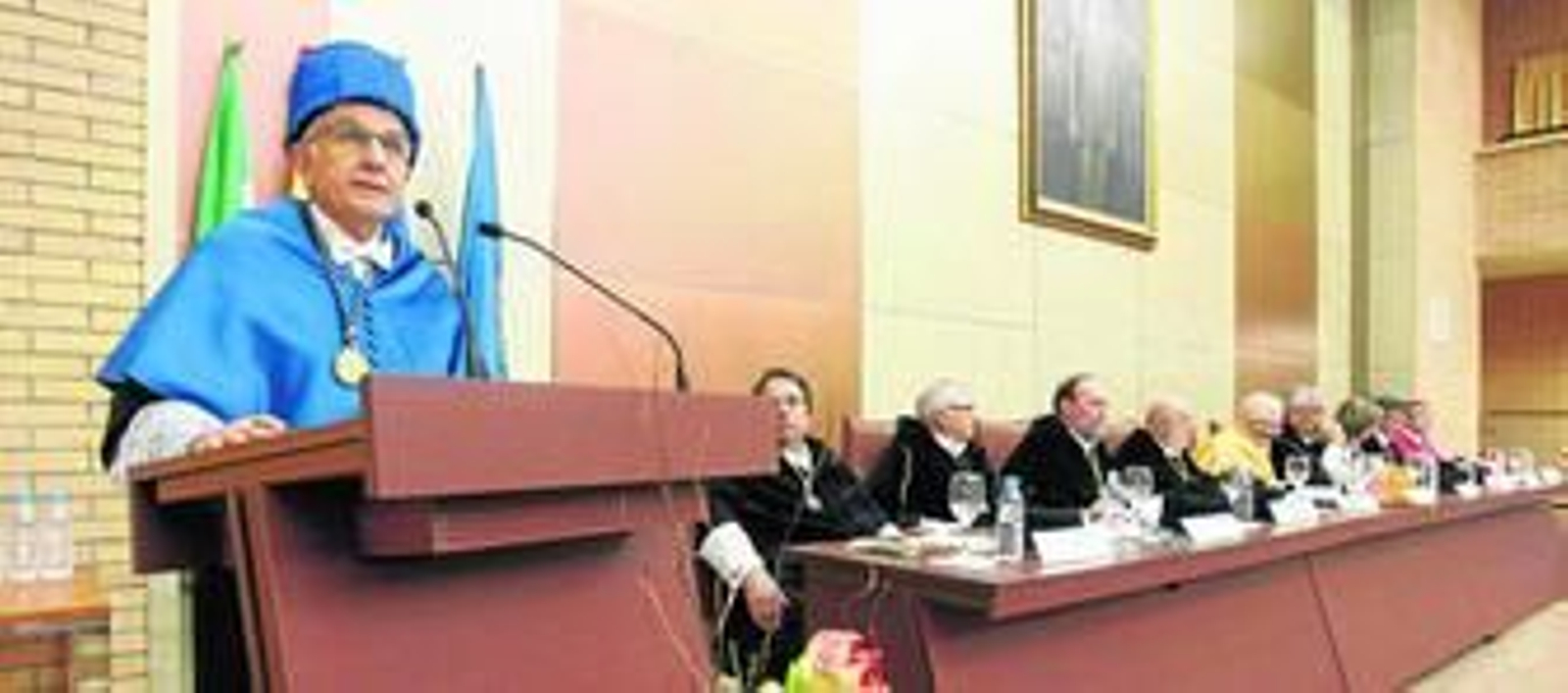 Antonio Pascual, ya investido como Doctor Honoris Causa, durante su discurso en el auditorio de la Universidad de Almería.