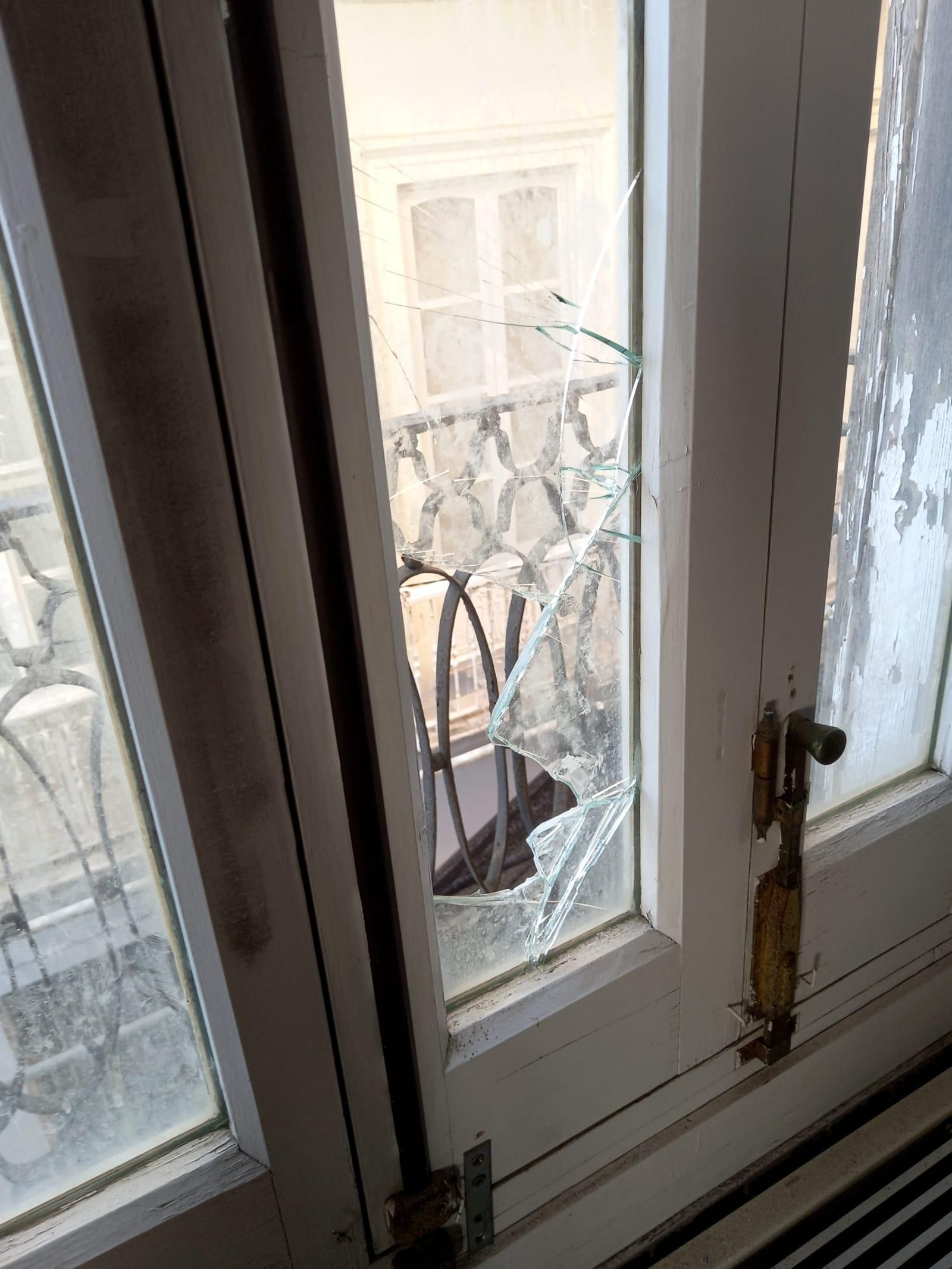 La ventana por la que accedieron al Casino Gaditano los ladrones.