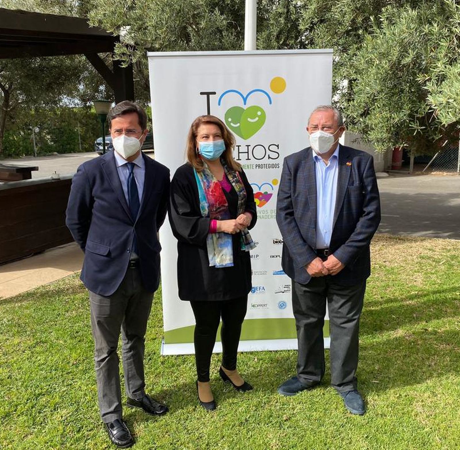 La consejera de Agricultura junto al alcalde de El Ejido (izq.) y el presidente de Hortyfruta.