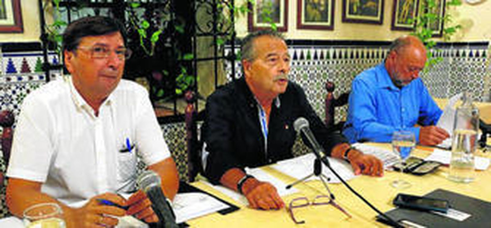 Miembros de la junta gestora de la Federación de Peñas durante la asamblea celebrada en la sede del colectivo.