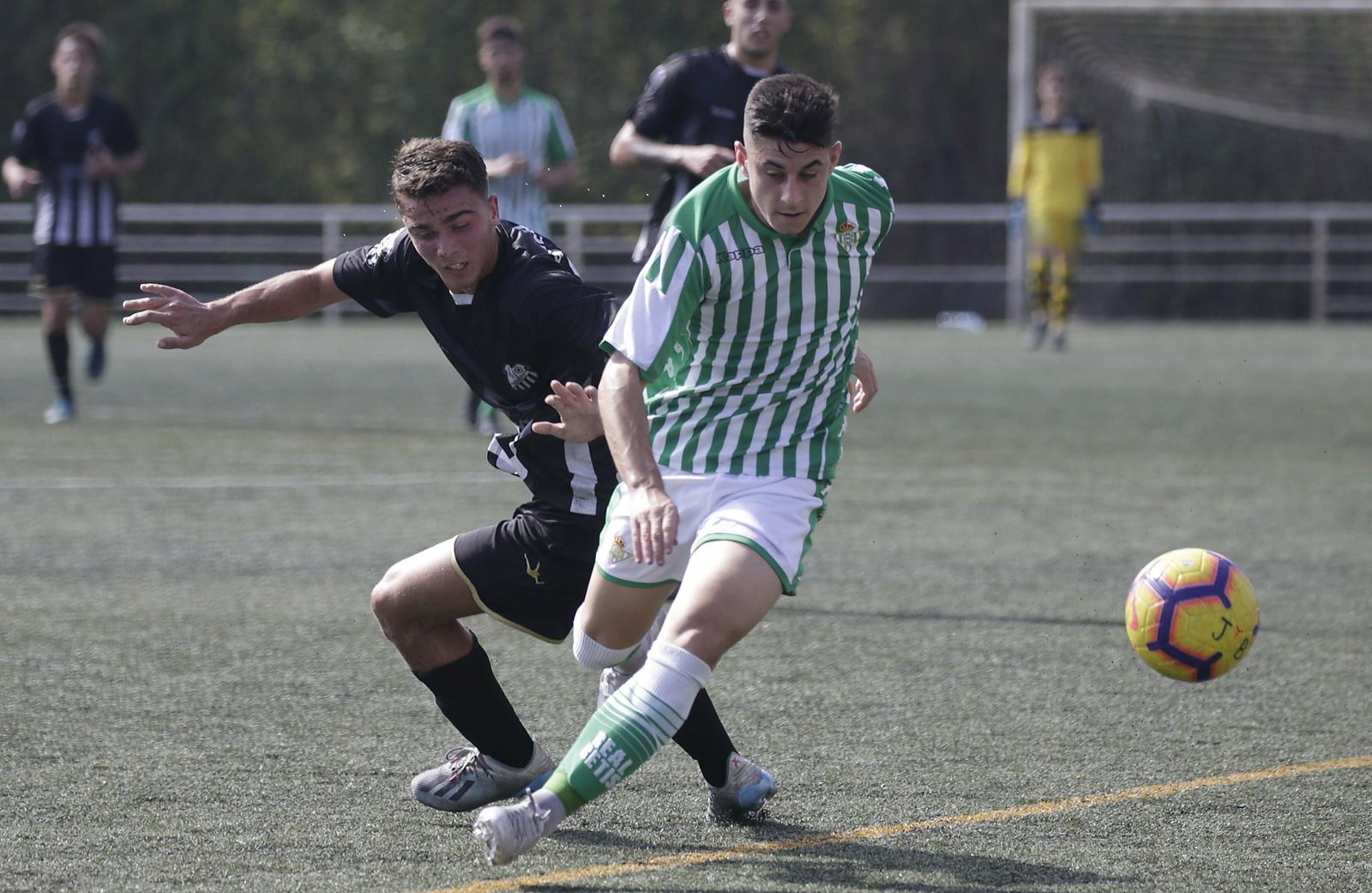 El bético Pozo se marcha de un jugador del Calavera.