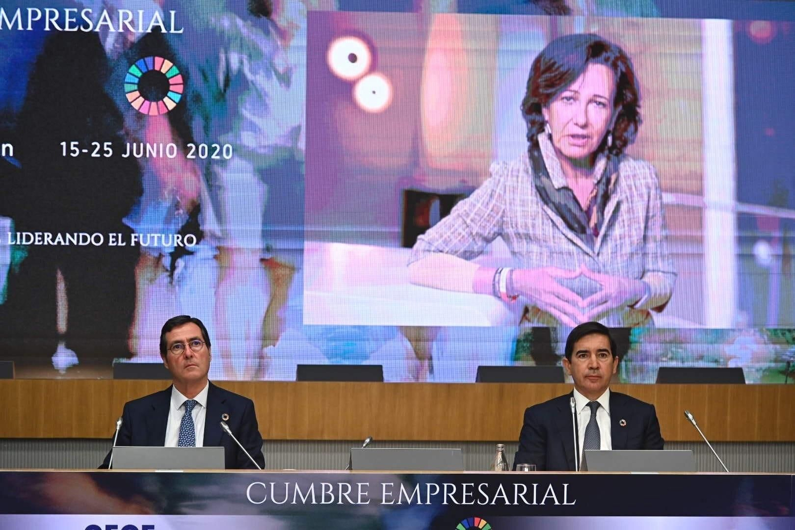 Antonio Garamendi, presidente de CEOE, y Carlos Torres, presidente de BBVA, escuchan a la presidenta de Banco Santander, Ana Botín.