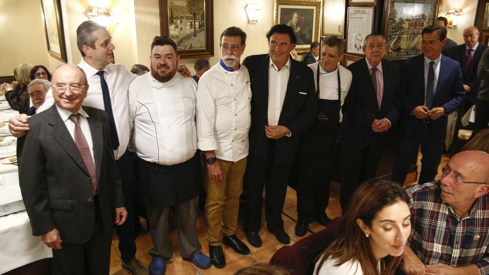 Los cocineros, los propietarios de Las Tinajas y el alcalde en la foto de familia de las XVIII Jornadas Gastronómicas.