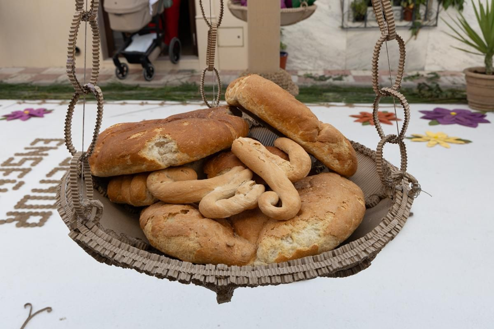 Los vecinos de Villardompardo exponen las obras de su Corpus un año más, en imágenes
