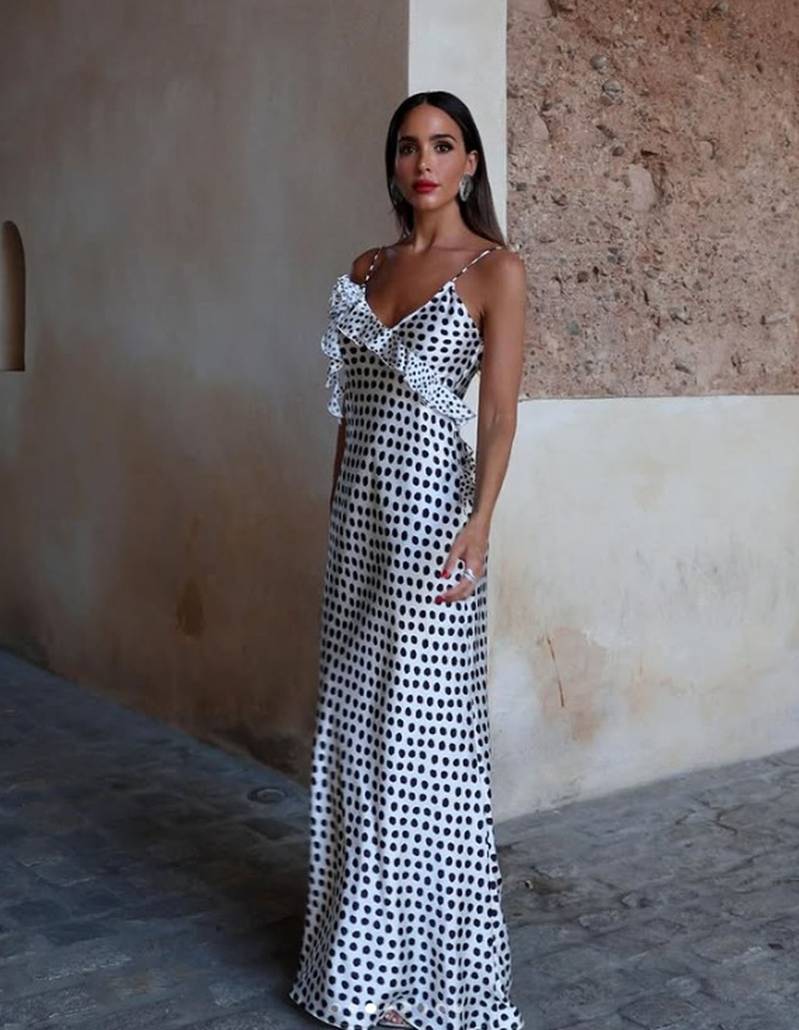 El binomio blancco y negro siempre da como, resultados looks elegantes con estampado de lunares.