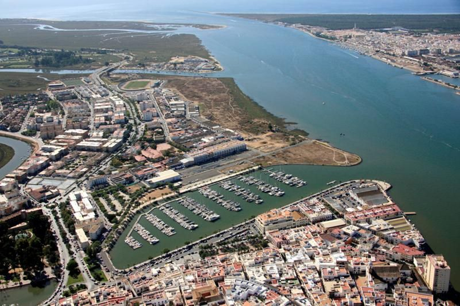 Vista aérea de Ayamonte con el río Guadiana.