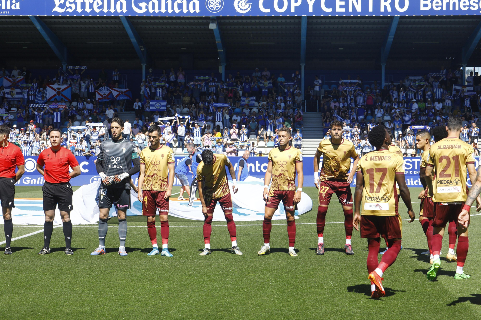 Las mejores fotos de la afición del Córdoba CF en el partido ante la Ponferradina en El Toralín Las mejores fotos de la afición del Córdoba CF en el partido ante la Ponferradina en El Toralín