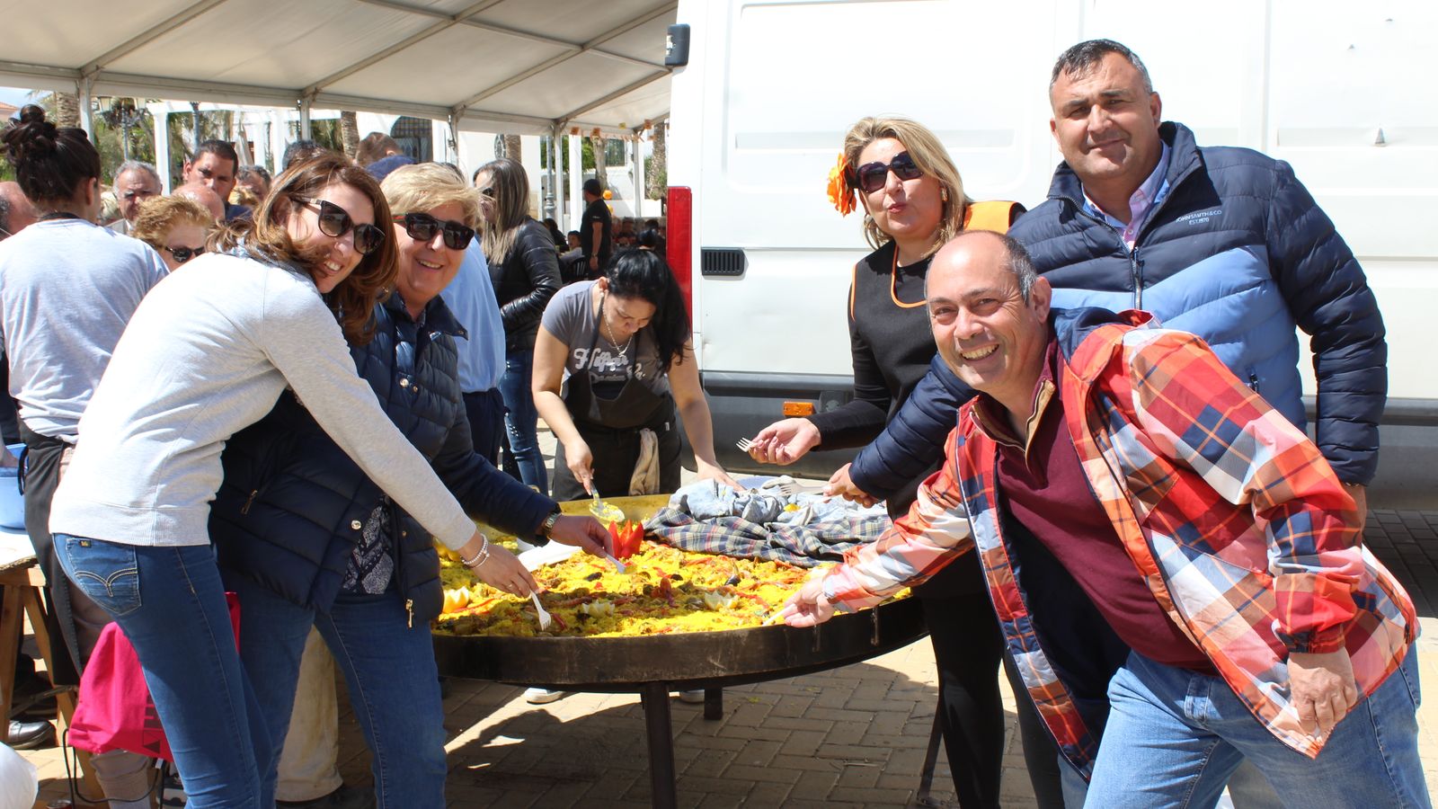 La alcaldesa de Antas y los concejales con la paella gigante.