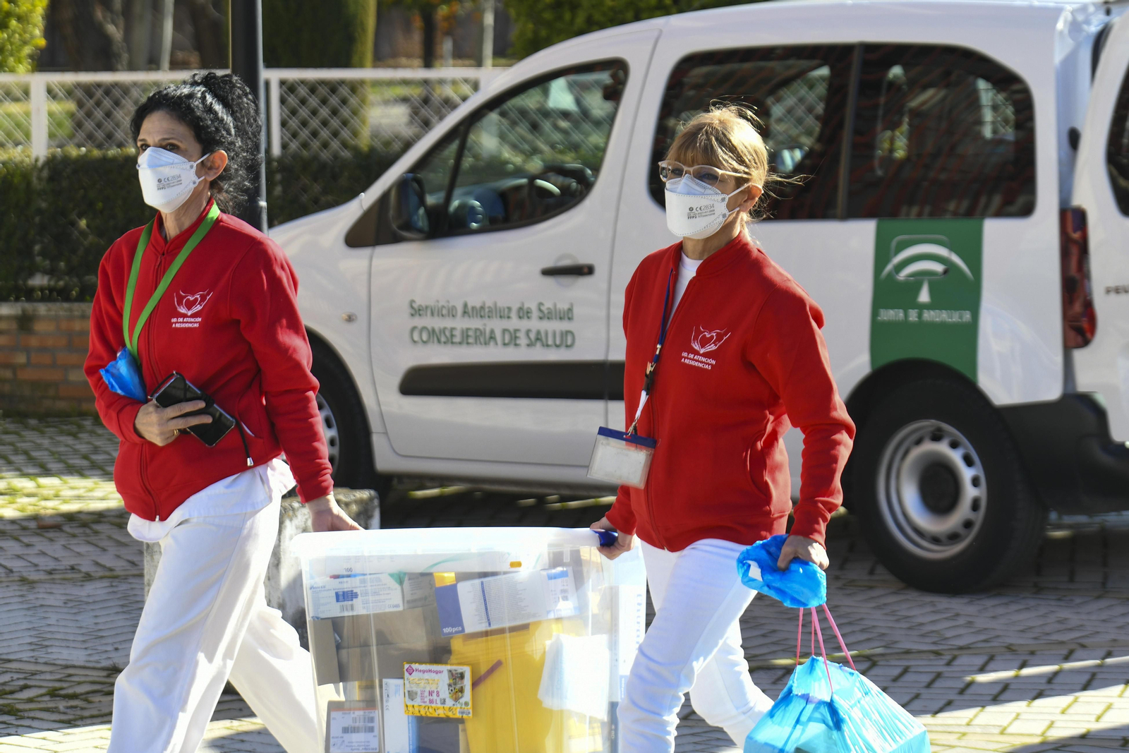 Fotos de un día histórico: así ha sido la vacunación en Granada