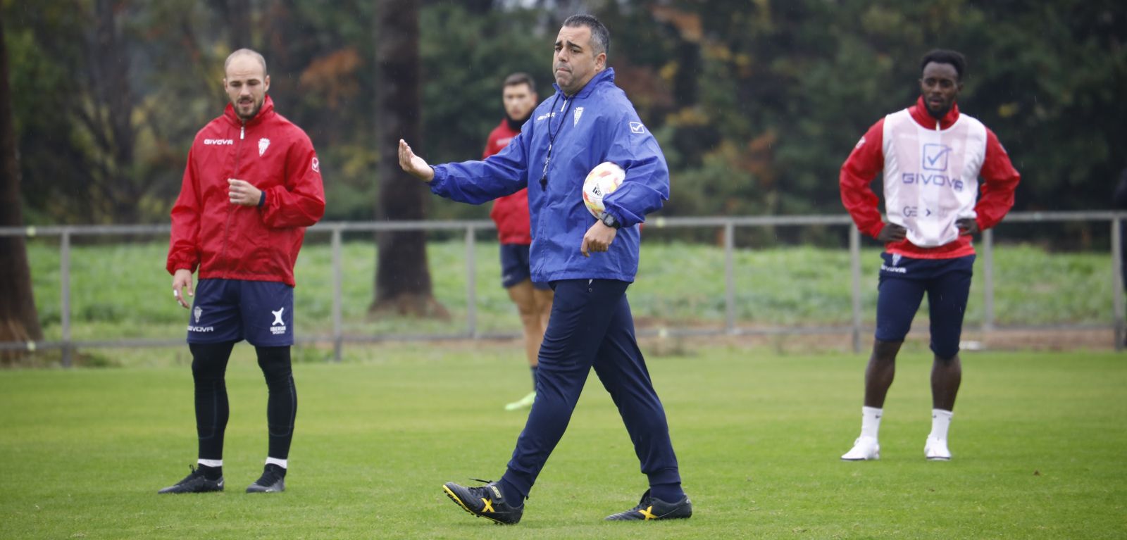 Germán Crespo hace indicaciones durante un entrenamiento.