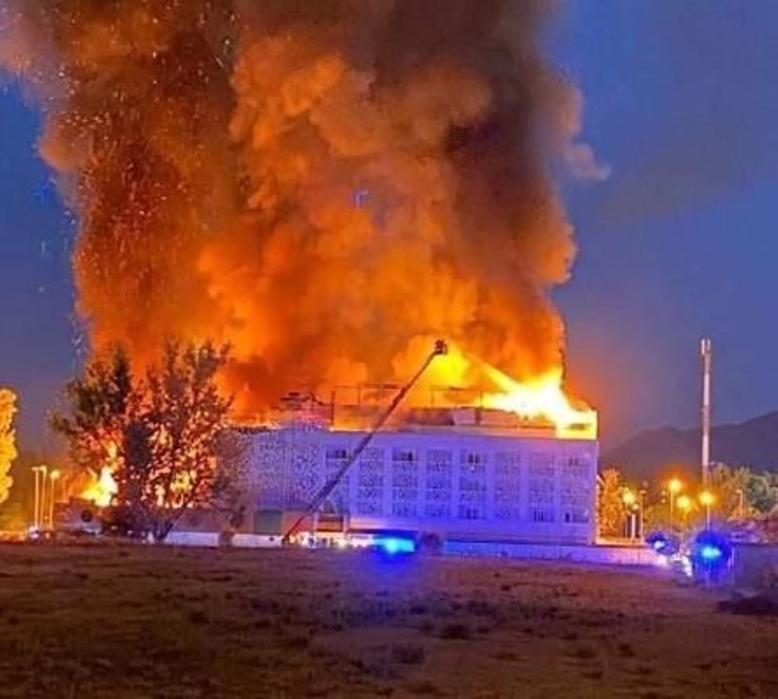 Fotos del incendio en un hotel de Marbella, que ha obligado a su desalojo