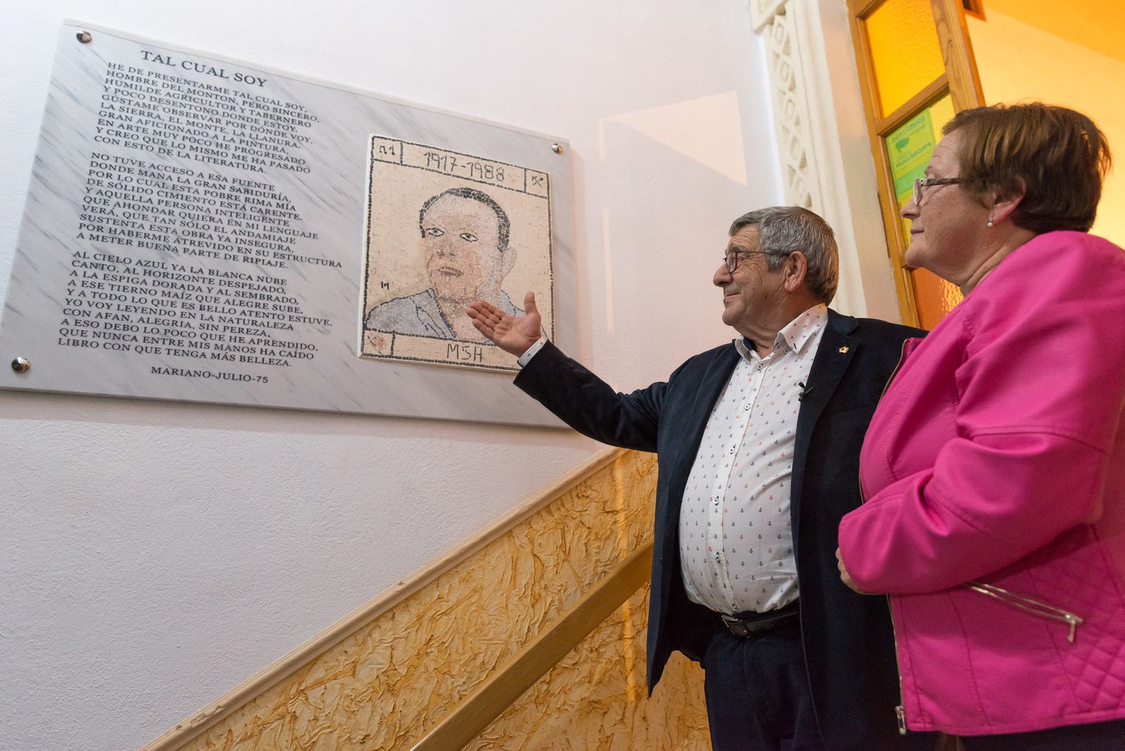 Placa conmemorativa a la entrada del edificio que recuerda a Mariano Sánchez Hernández.