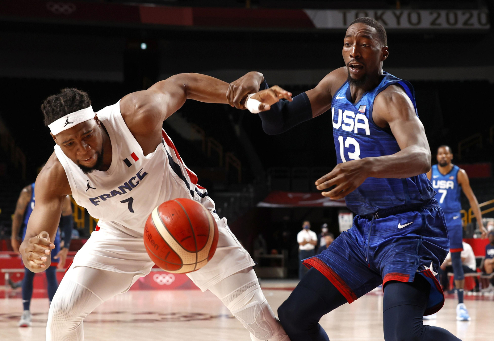 Yabusele y Adebayo pugnan por un balón.