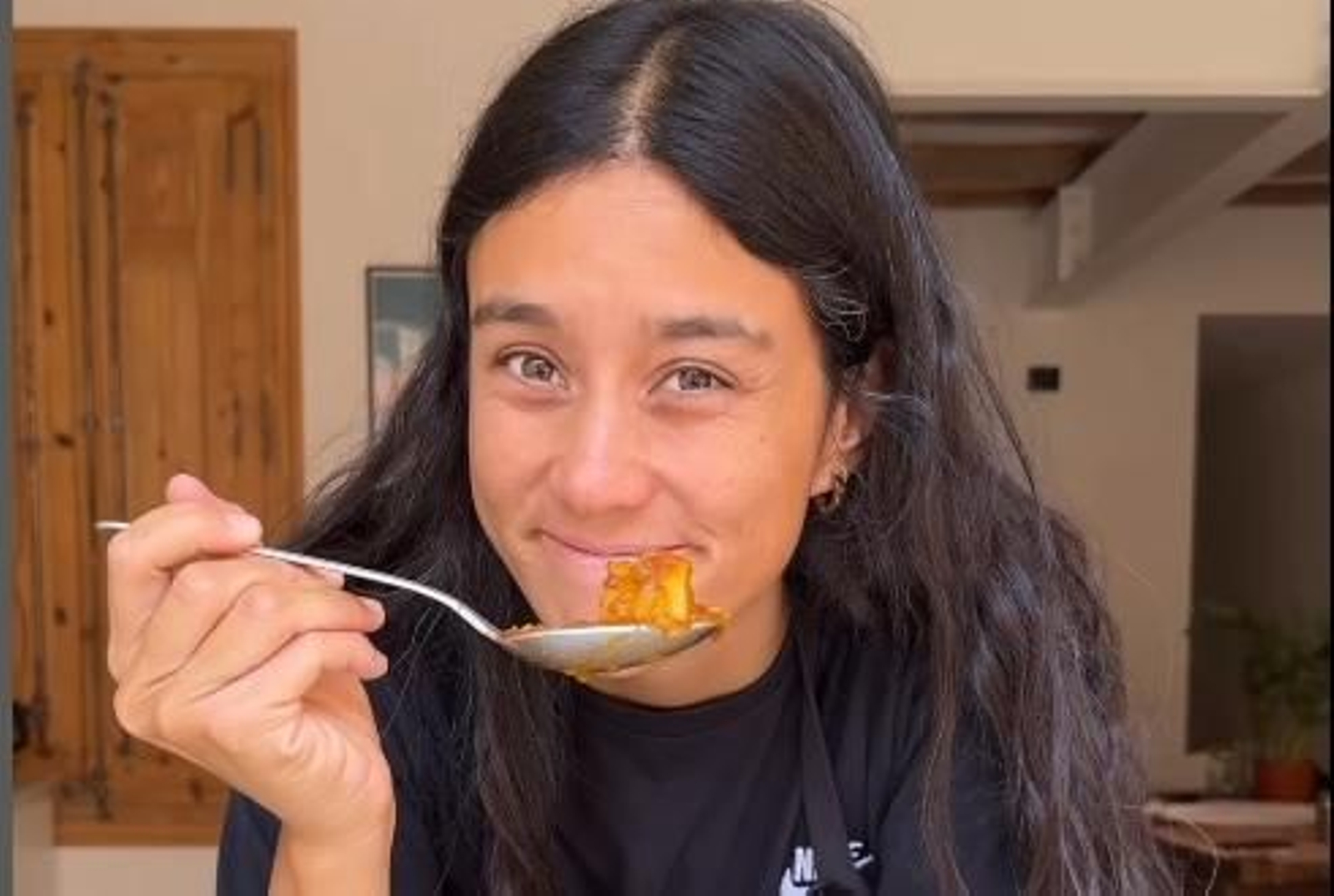 María Lo explica paso a paso cómo se preparan las papas con choco, un guiso marinero típico de Cádiz