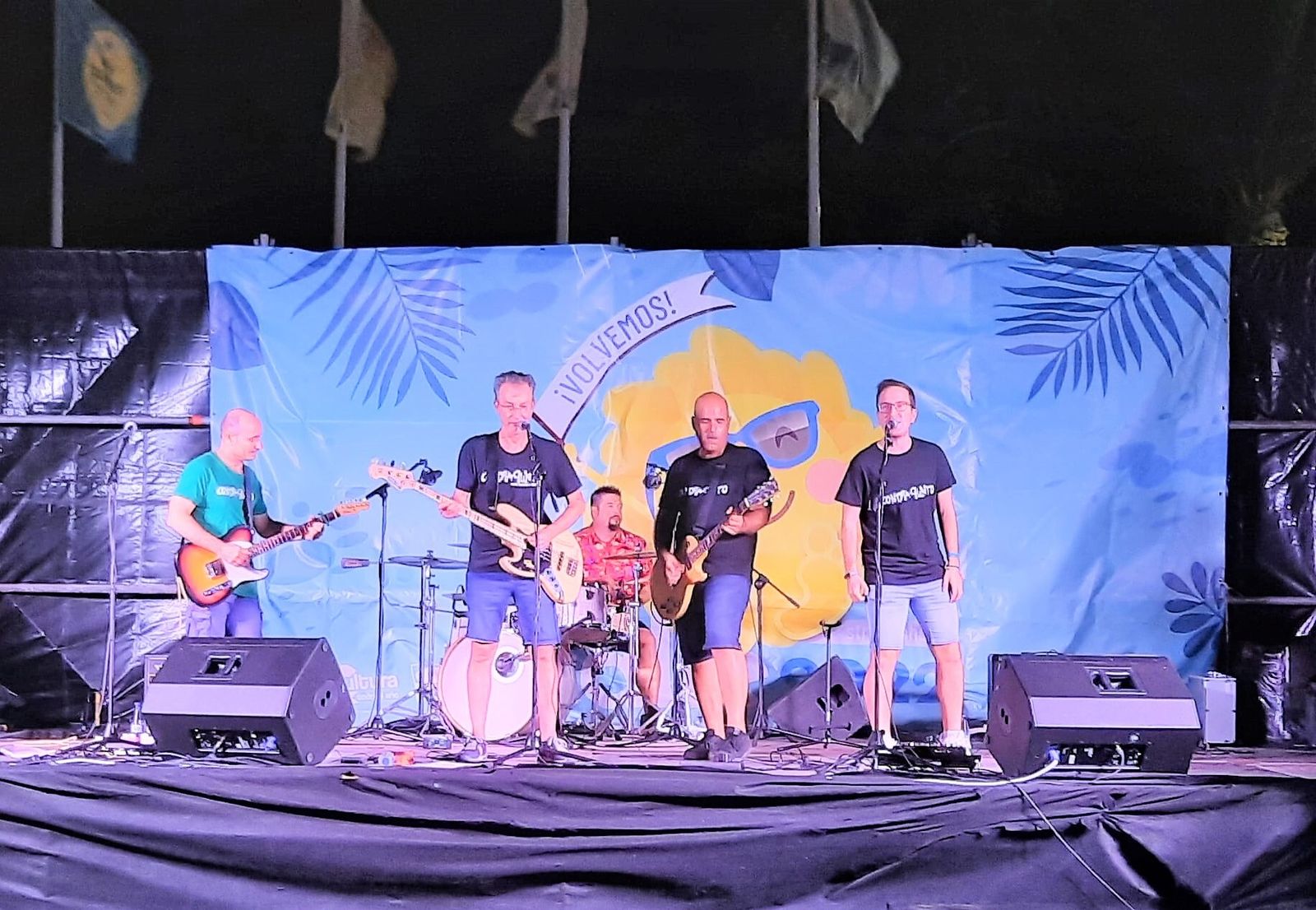 La banda Contrapunto durante su gran concierto ofrecido en la Urbanización de Roquetas de Mar.