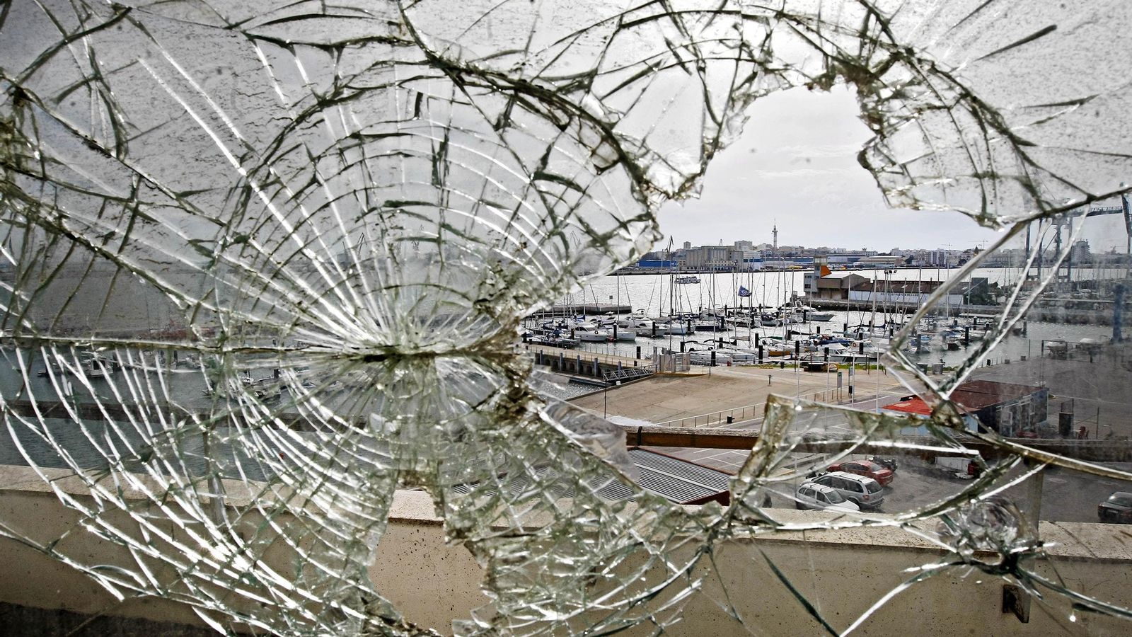 Vista del muelle deportivo de Puerto América desde el interior del edificio que ya debería haber sido un hotel de cinco estrellas Vista del muelle deportivo de Puerto América desde el interior del edificio que ya debería haber sido un hotel de cinco estrellas