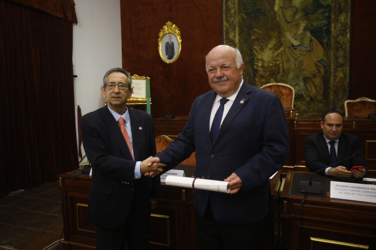 Jesús Aguirre recibe la distinción como Cofrade de Honor del Rabo de Toro cordobés, de manos de Ricardo Rojas.